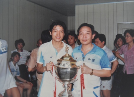5-1986年，中国男子羽毛球队夺得汤姆斯杯冠军。杨阳（左）和教练黄益冲合影.jpg