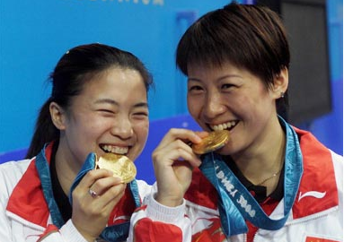6-李菊（图右）和她的搭档王楠尽情品尝奥运金牌的滋味儿。.png