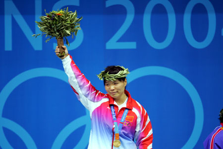 2004年8月16日，陈艳青夺得雅典奥运会女子举重58公斤级金牌06.jpg