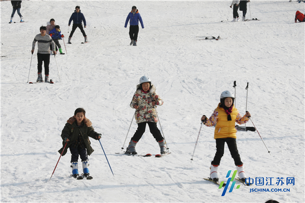 游客在连云港市赣榆区夹谷山滑雪场滑雪.jpg