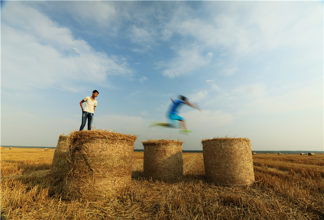 全民健身类+《麦场上的健儿》+2015年6月，拍摄于连云港市灌云沂河淌，麦收季节，几个农村孩子，在麦垛上玩耍。拍摄了这一幕。.jpg