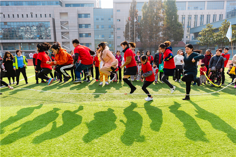 《跳绳比赛》。拍摄于南京市浦口区第三中学操场。滕宏飞，13951639466.jpg