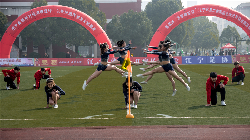 飞越+陈宁华+13505196098+校园体育蓬勃兴起，学生们在练习体育舞蹈.jpg