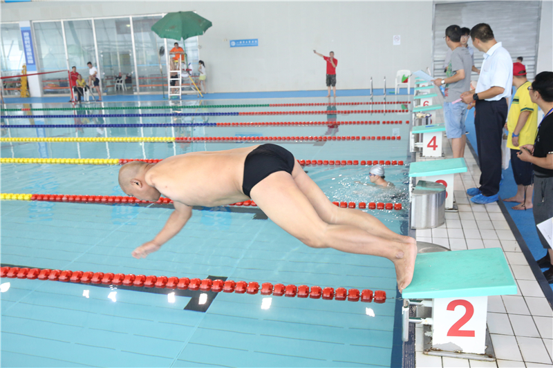 单手残疾人 泳池竞风流》2  5B9A4550-111.jpg