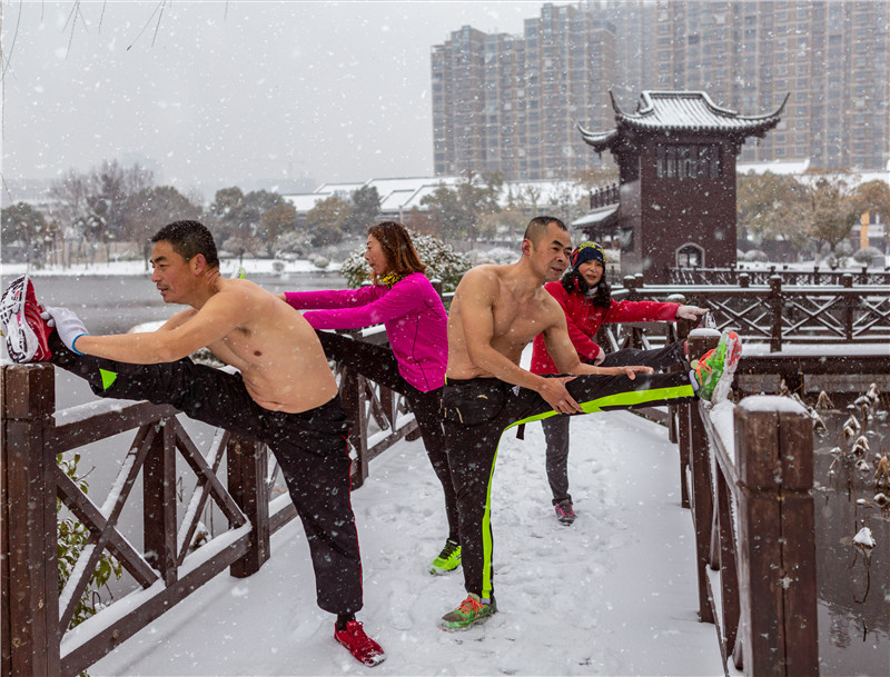 黄勇  冰天雪地无所惧13327784100拍摄于姜堰区人民公园(群众体育类))图为体育锻炼爱好者 冰天雪地坚持锻炼场景.jpg