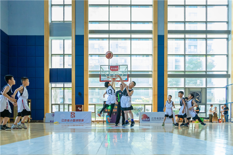 2021年6月5日江苏省小篮球联赛在宿迁举行开场抢球 (1 - 1).jpg