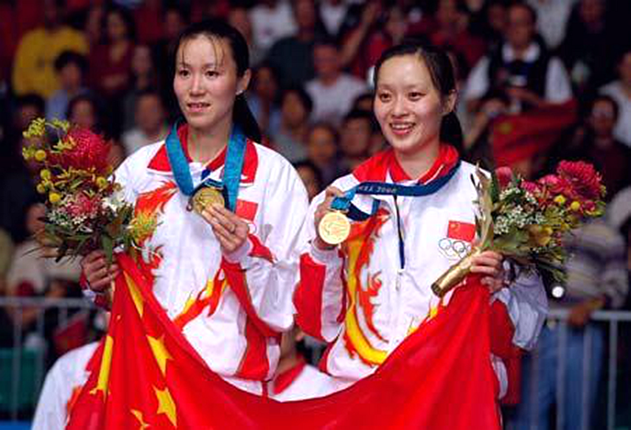 图2：顾俊（右）、葛菲勇夺2000年奥林匹克运动会羽毛球比赛女子双打金牌.png